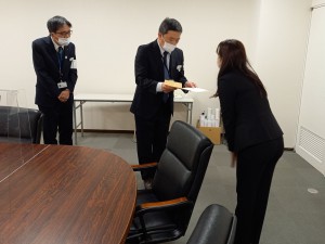 神戸新交通の担当者に要請書を手渡すノラさん（右）＝１月５日