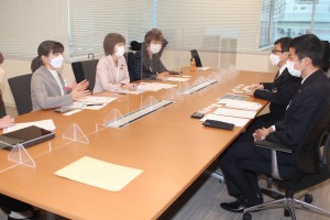阪神電鉄本社に申し入れる、（左から）こむら参院候補、きだ、松本市議＝１月11日